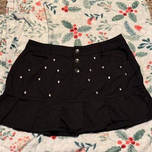 studded skulls skirt 💀